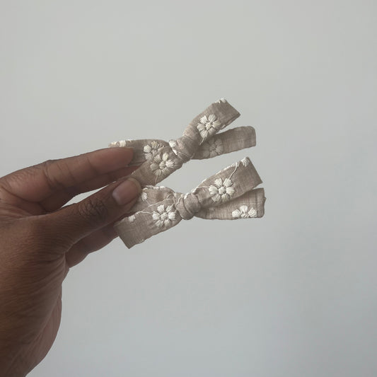 beige embroidered piggie set | skinny bow