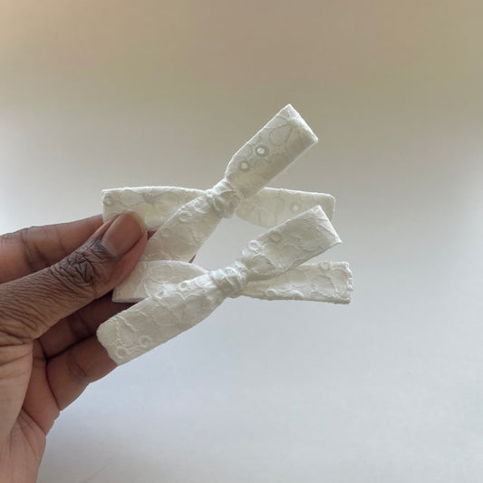 white eyelet piggie set | skinny bow
