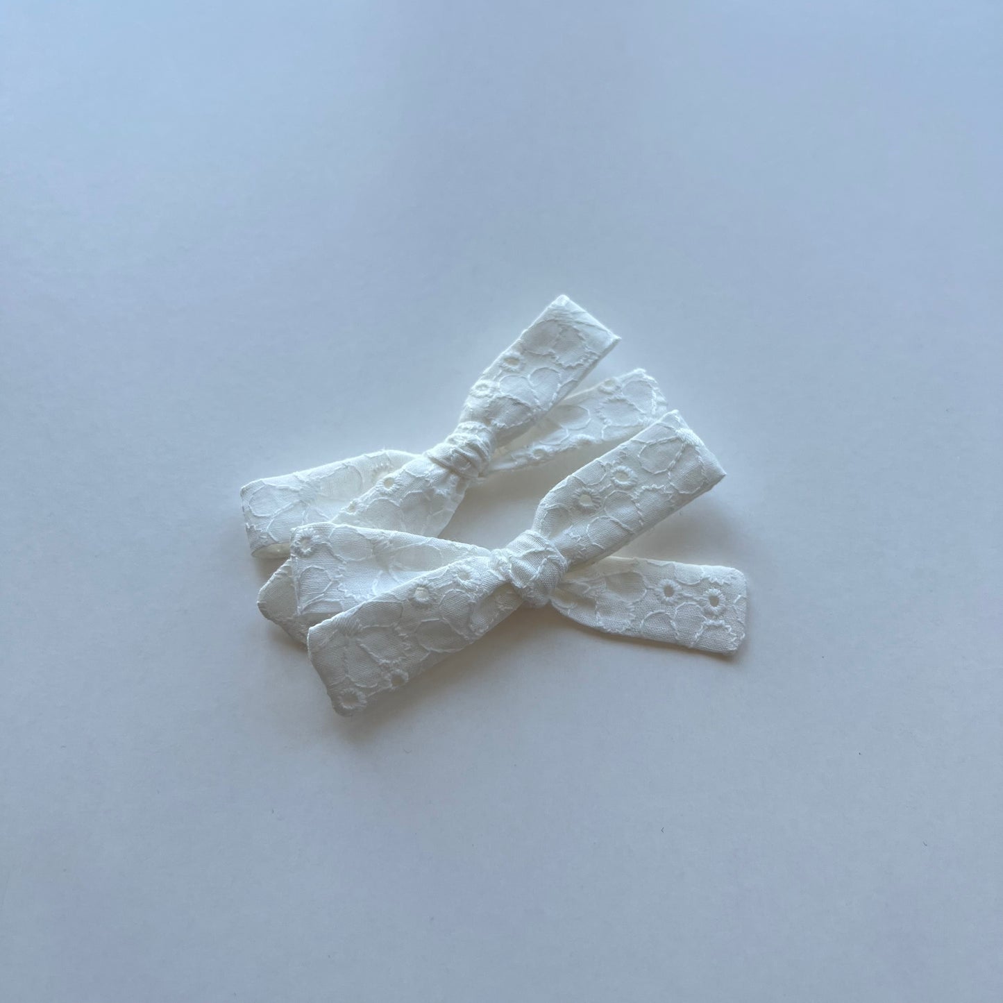 white eyelet piggie set | skinny bow