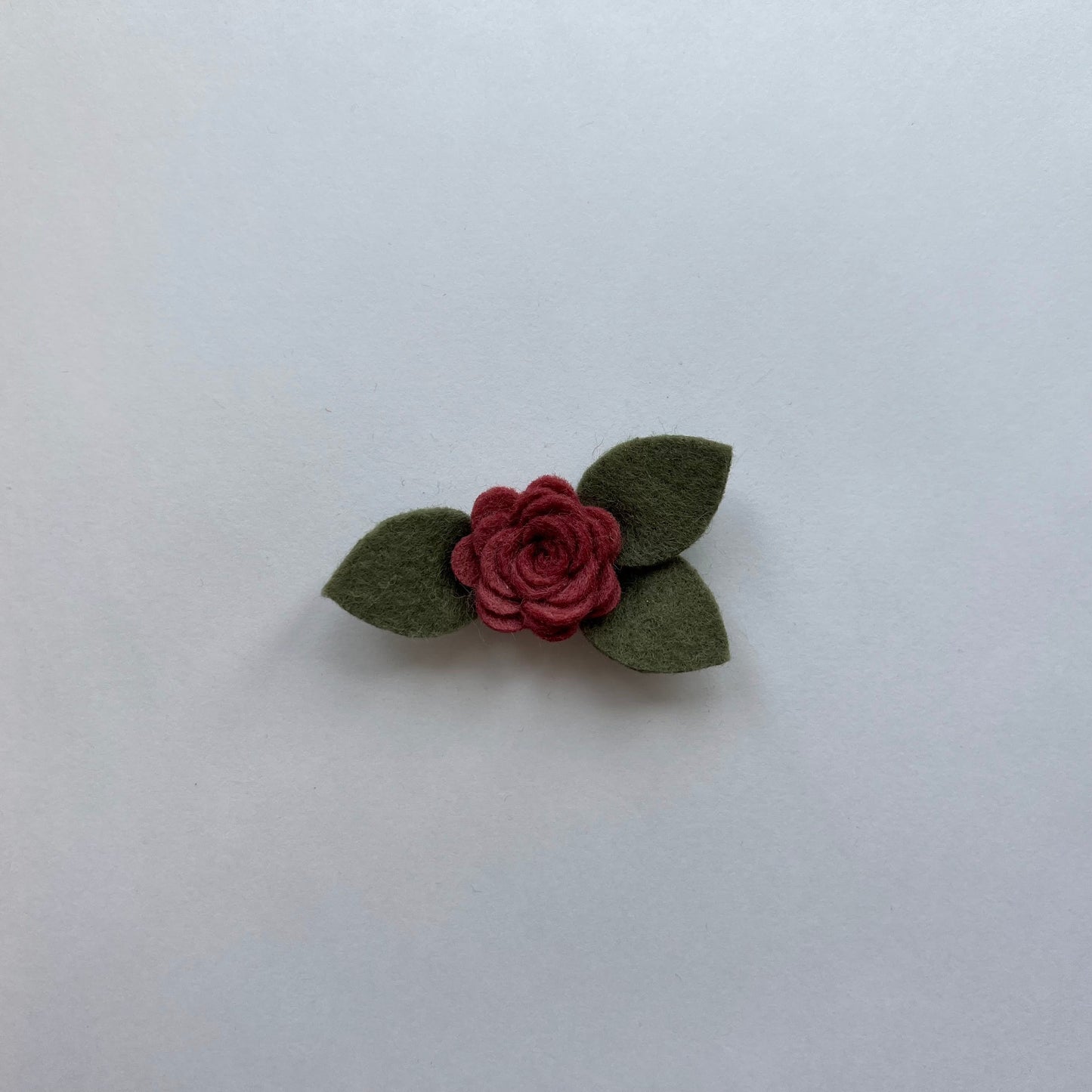 tiny neutral single flowers