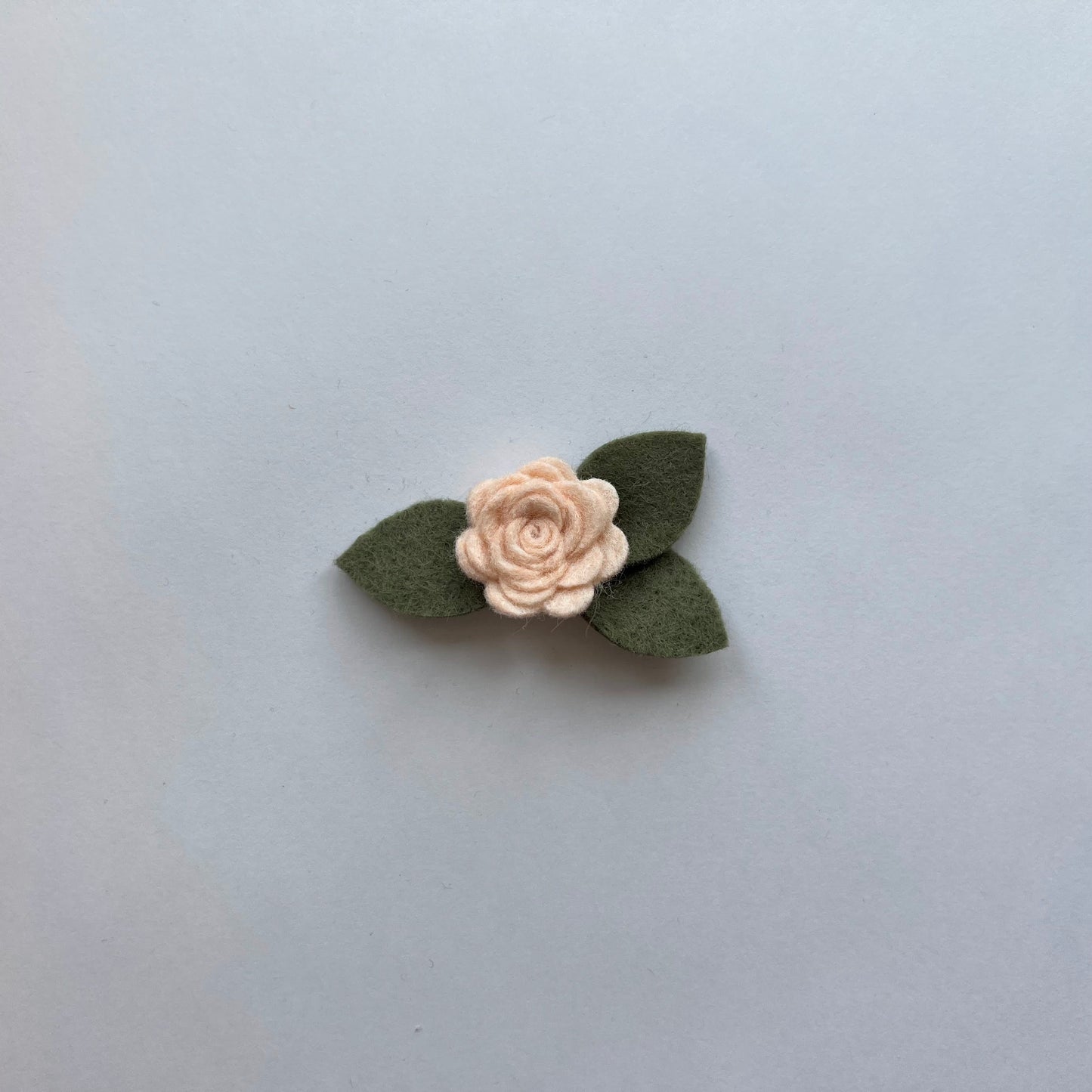 tiny neutral single flowers