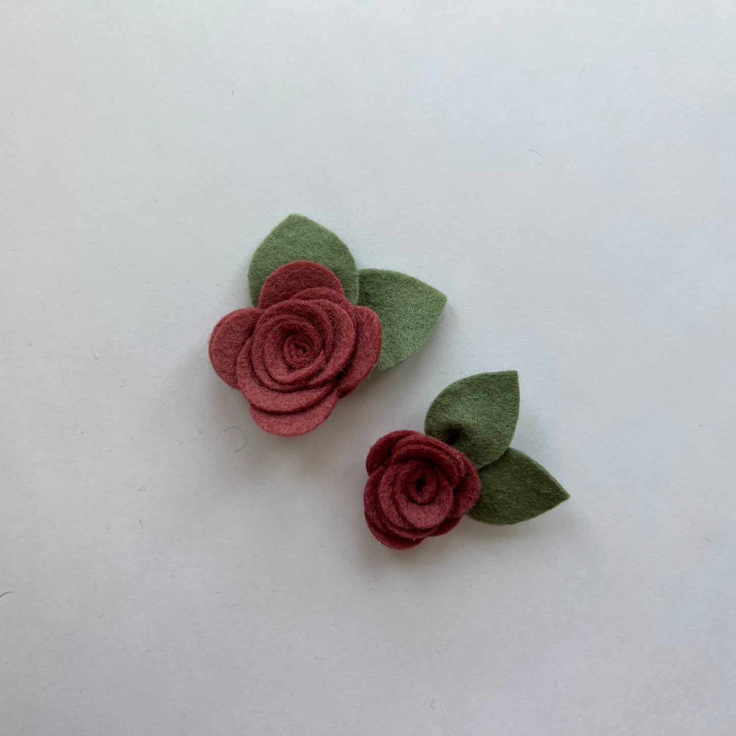 little neutral single flowers