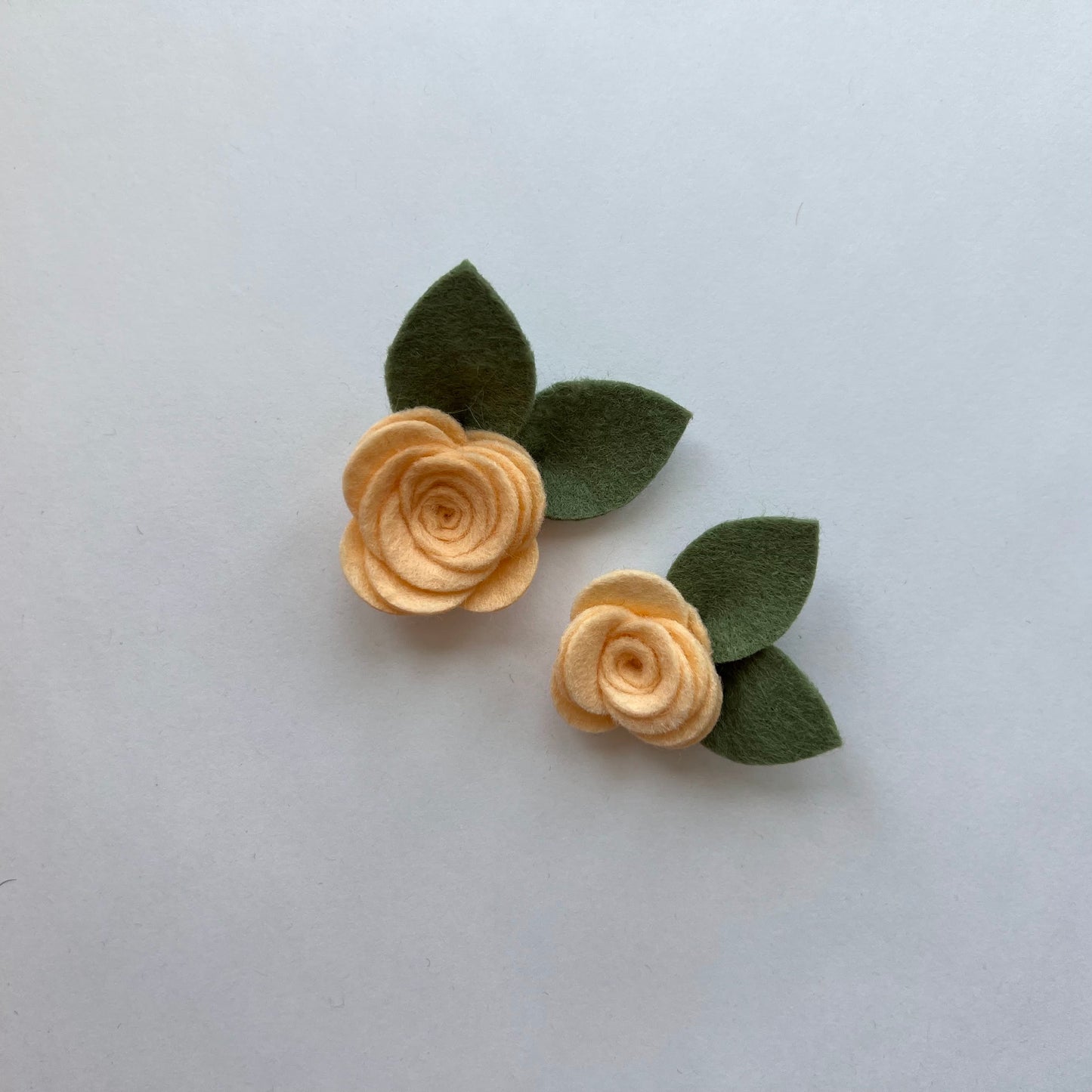 little neutral single flowers