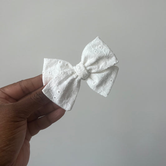 white eyelet | regular bow