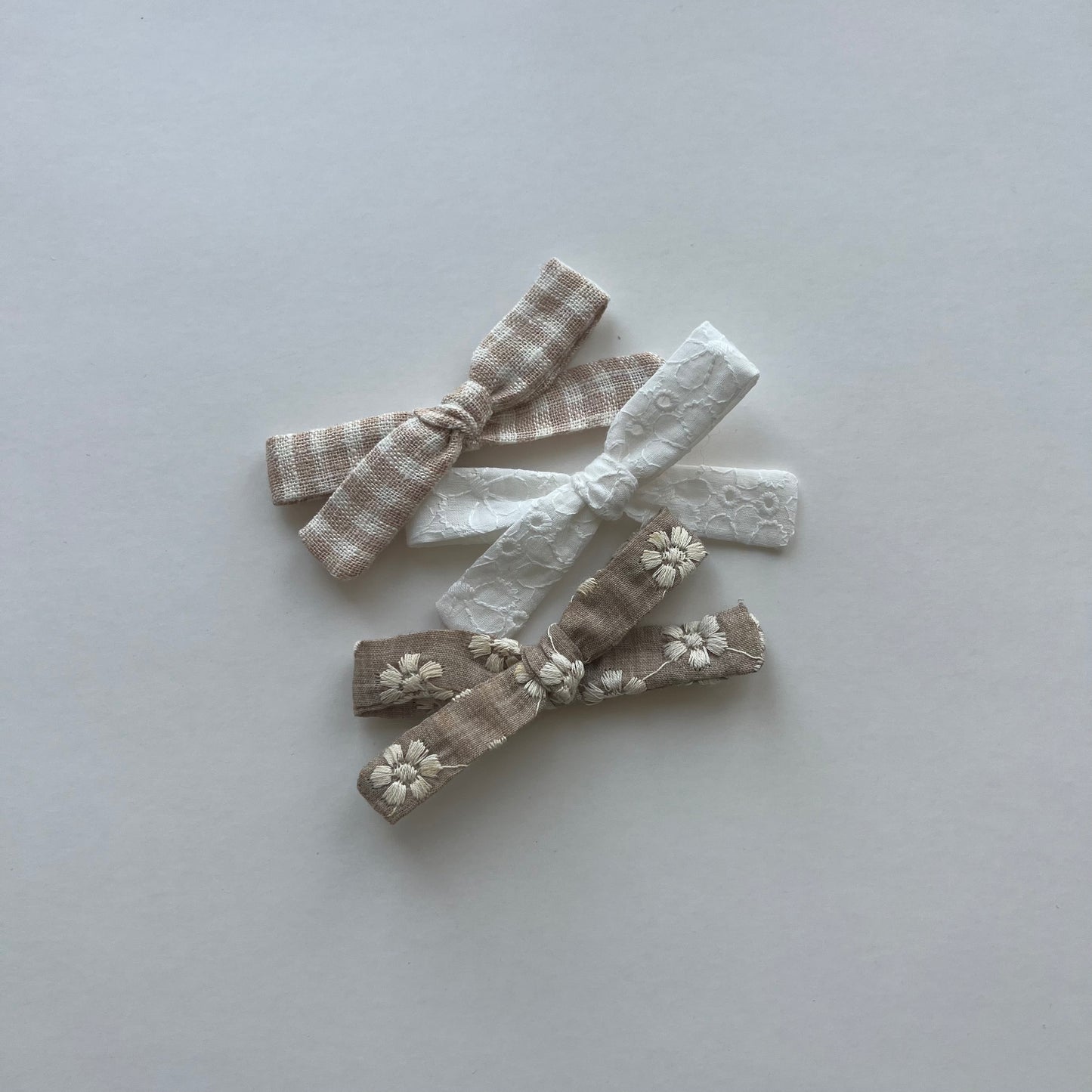 beige embroidered piggie set | skinny bow