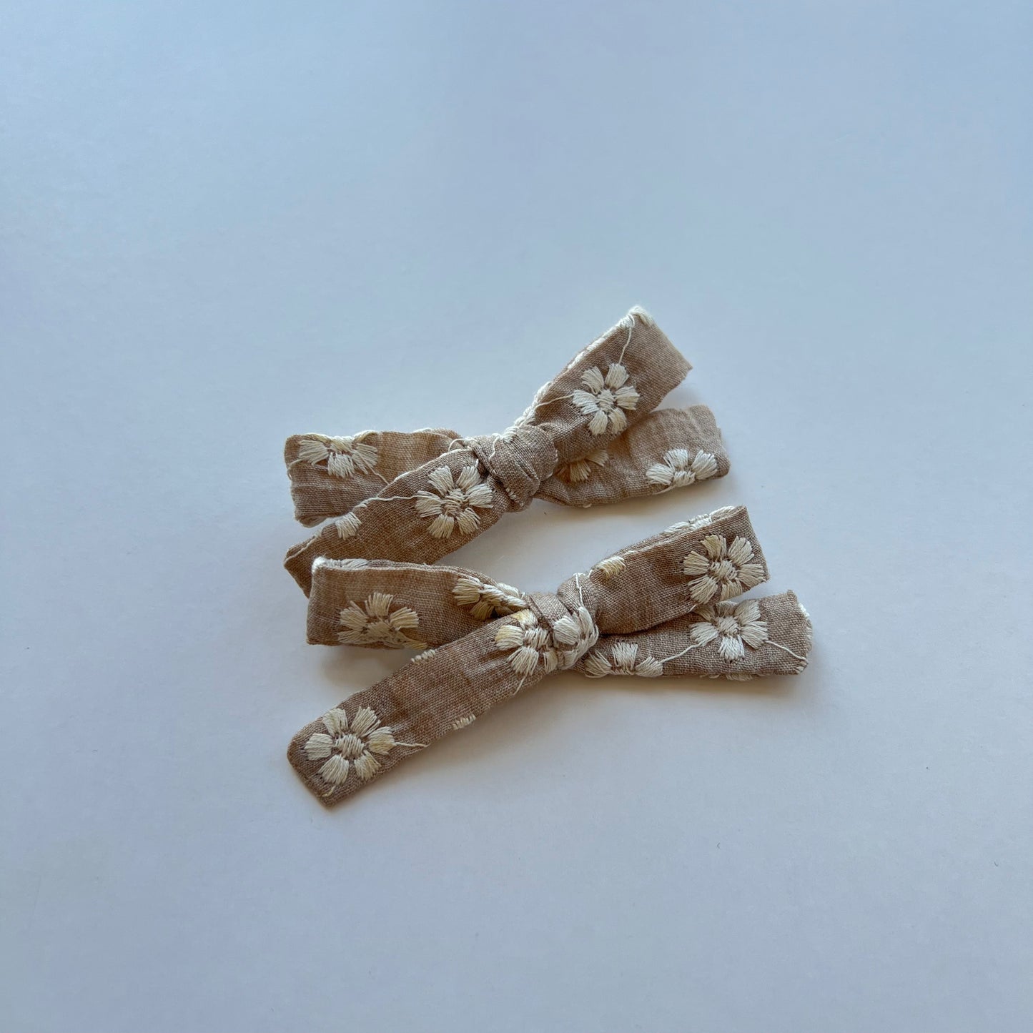 beige embroidered piggie set | skinny bow