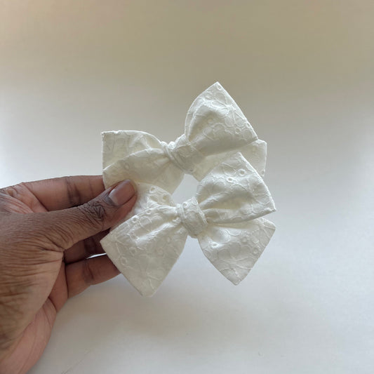 white eyelet piggie set | regular bow