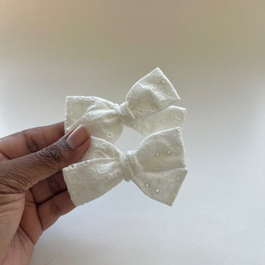 white eyelet piggie set | baby bow