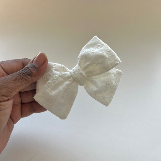 white eyelet | regular bow