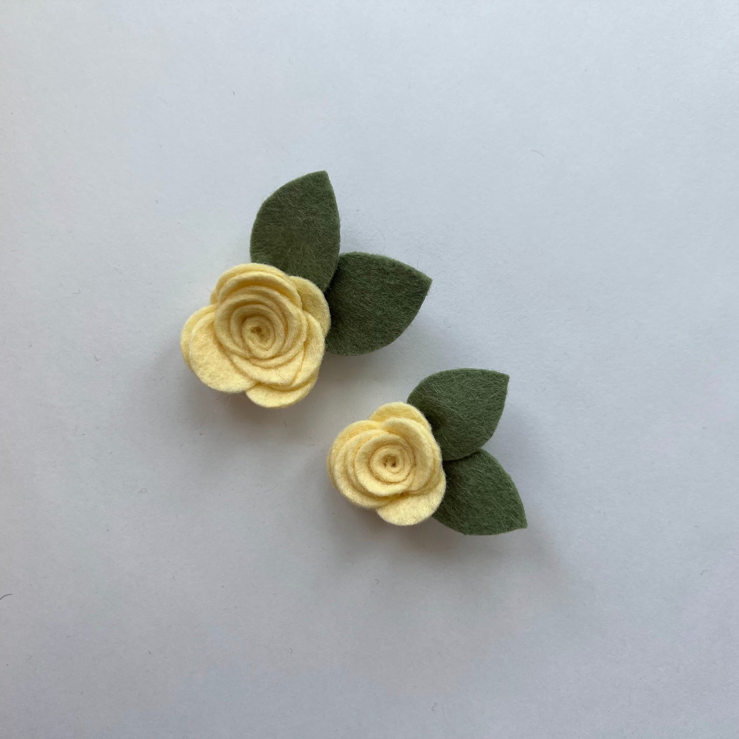 little neutral single flowers