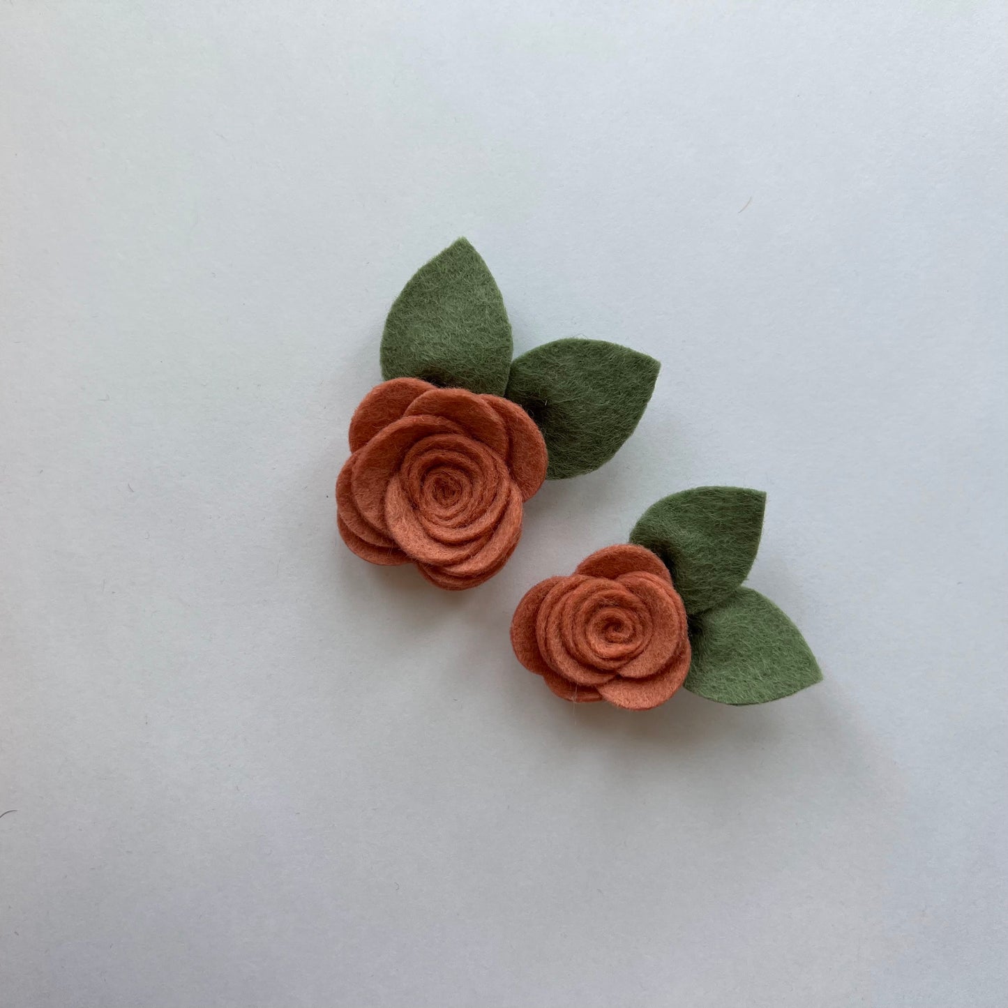 little neutral single flowers