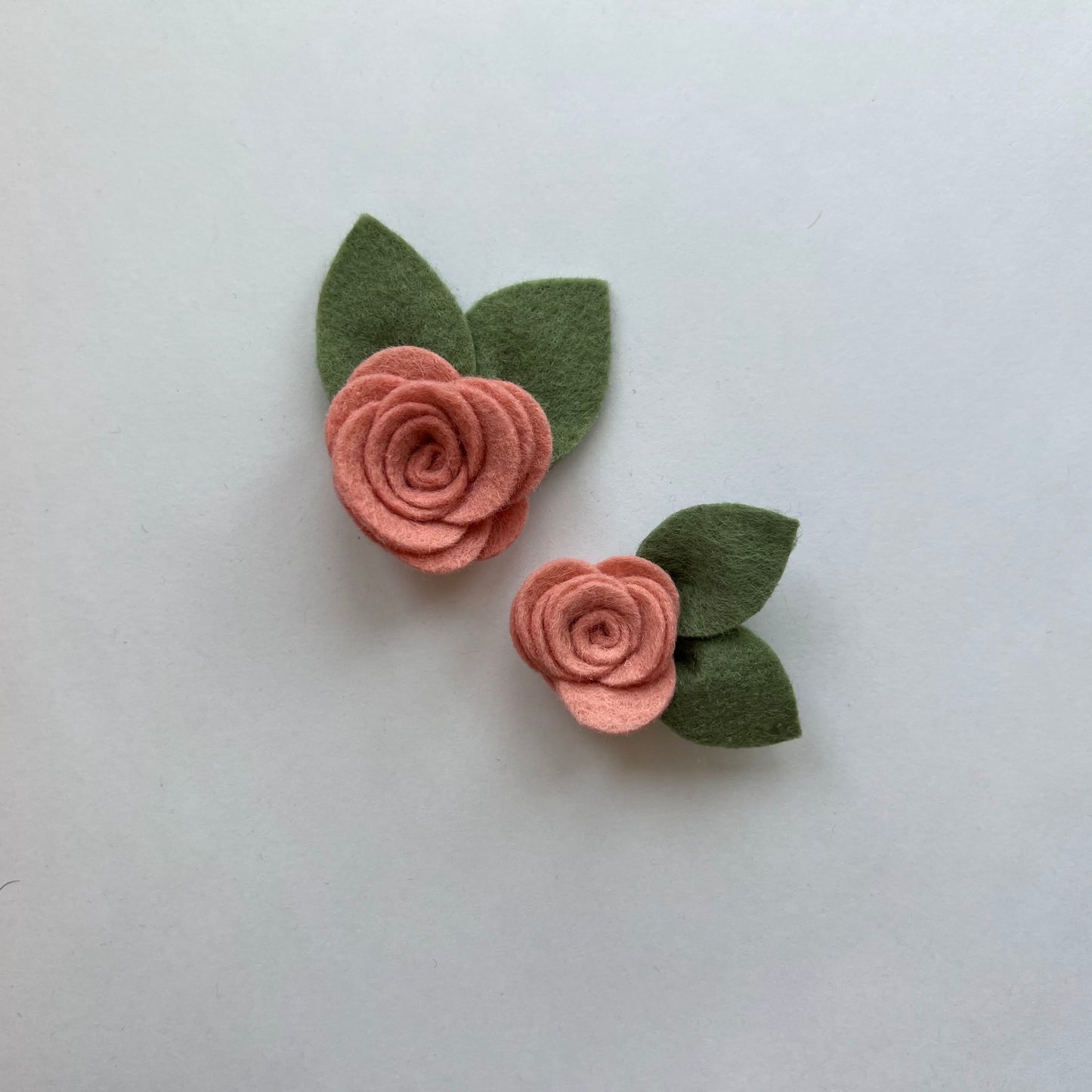 little neutral single flowers