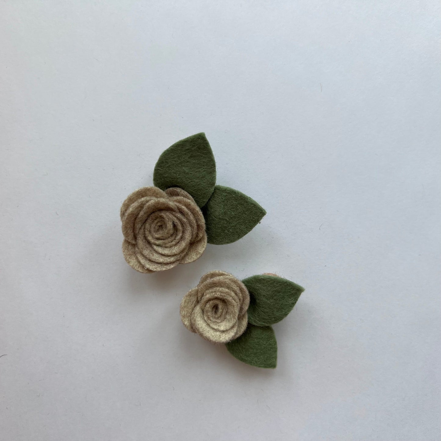 little neutral single flowers