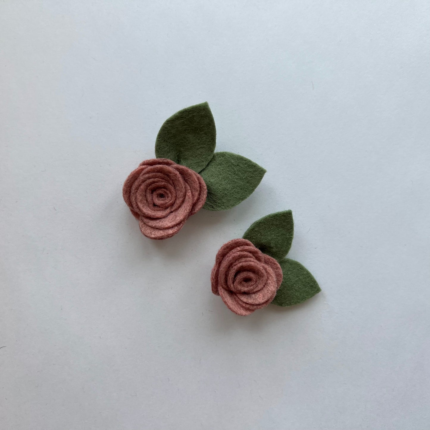 little neutral single flowers