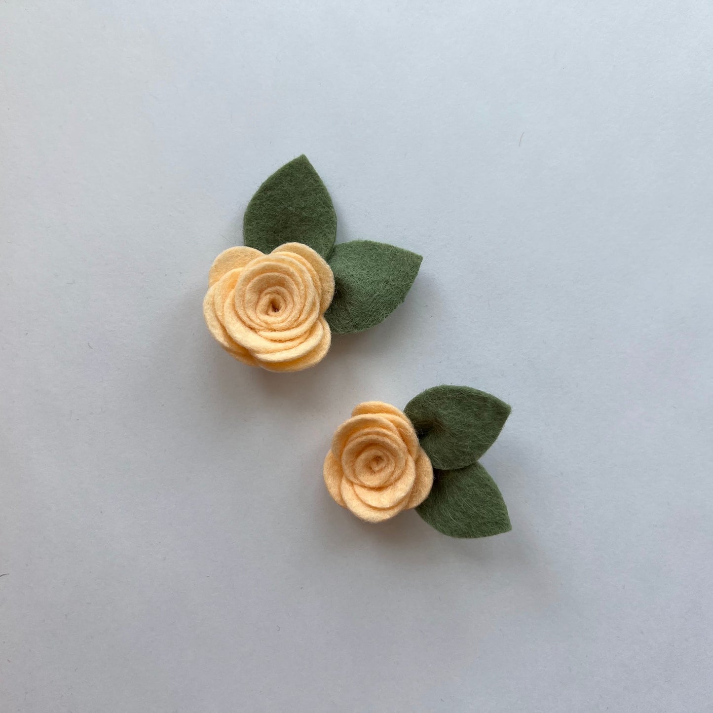 little neutral single flowers