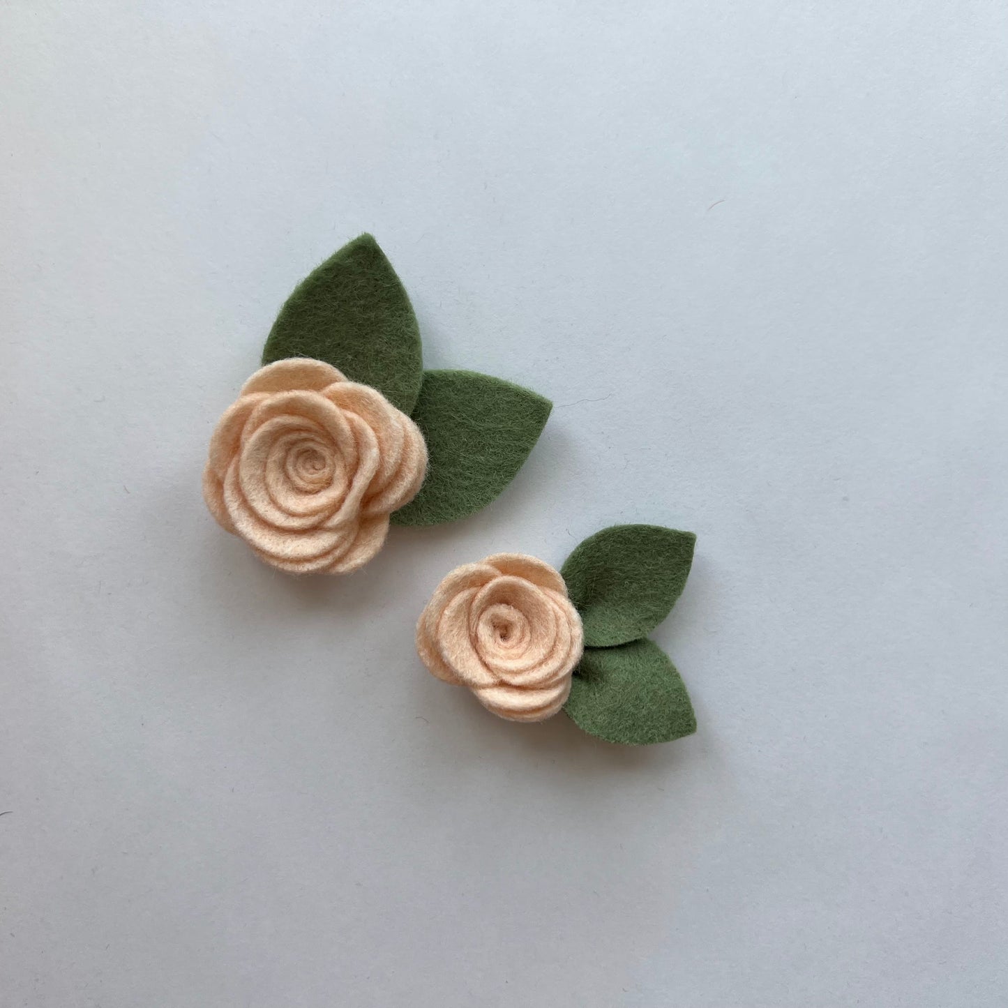 little neutral single flowers