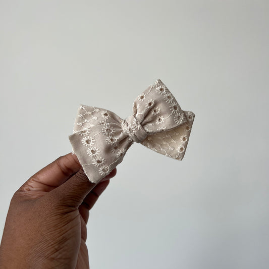 oat eyelet | regular bow